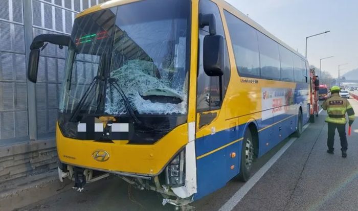 부부싸움 중 고속도로 한복판에 차 세운 남편...아내만 버스 치여 사망