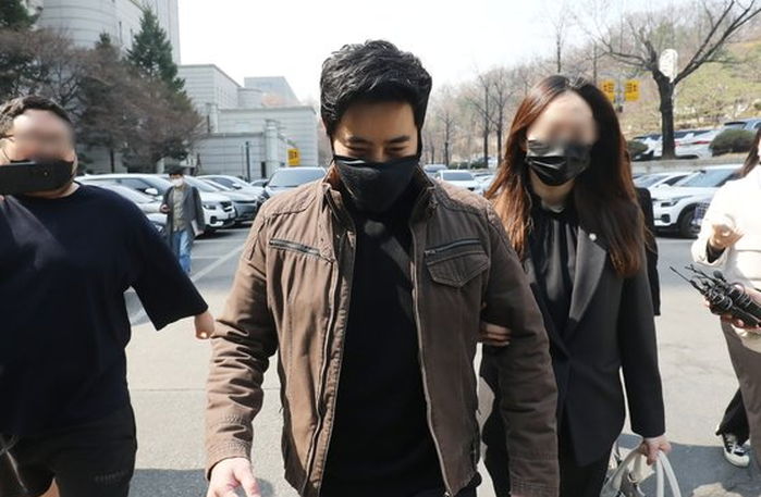 이근, 법정서 유튜버 구제역에 “X신아” 욕설하고 주먹질 (+현장 영상)