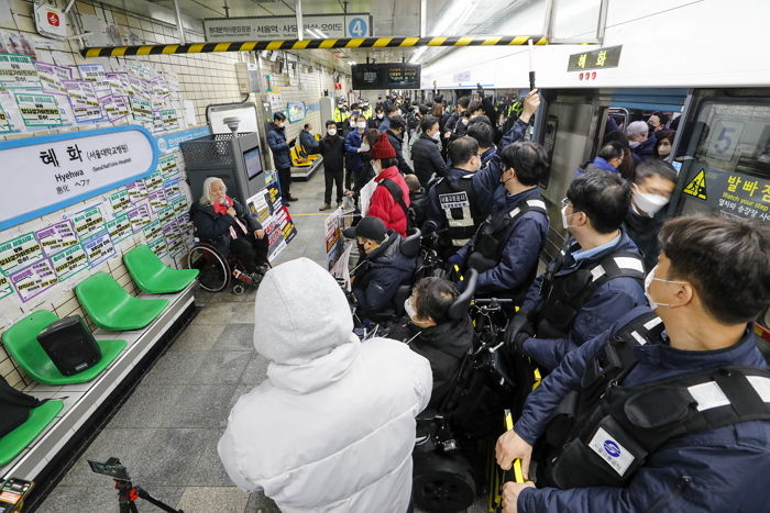 전장연, 날 풀리고 따뜻해지자 ‘지하철 탑승 시위’ 두 달 만에 재개