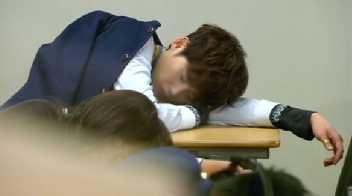 오늘(23일)부터 수업 중 책상에 엎드려 자는 학생 ‘교권 침해’로 징계할 수 있다