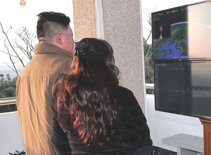 북한 주민들은 굶어죽는데...김정은 딸 김주애가 입은 ‘디올 패딩’ 가격