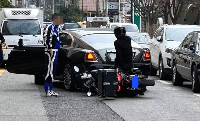배달 중 롤스로이스 뒤에서 들이받은 라이더...“차값만 4억인데”