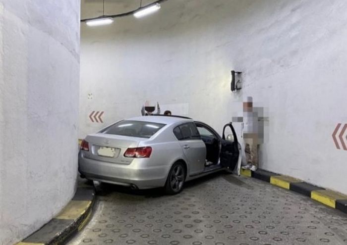 지하주차장 출구서 사고난 렉서스 때문에 ‘감옥’ 돼버린 어제(24일)자 양재 이마트 상황