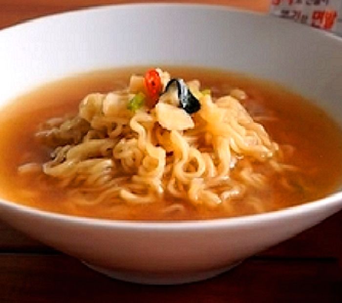 한국에서는 ‘맛잘알’ 찐덕후들만 먹는데 일본에서 인기 폭발한 농심 라면의 정체