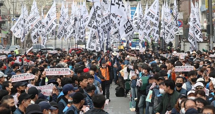 우체국 택배노조, 하루 전면파업...“임금 30% 삭감 반대”