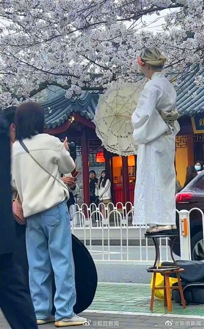 벚꽃 앞에서 기모노 입고 사진 찍었다가 “역사 잊었냐”며 욕먹고 있는 20대 여성