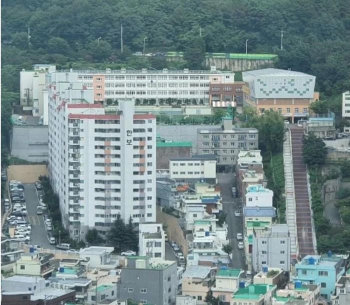 “등교가 아닌 등반”...부산 모 중학교의 가파른 오르막길 수준