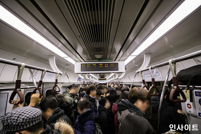 앞으로 지하철 밀집도 심각하면 ‘무정차 통과’...재난안전문자도 발송