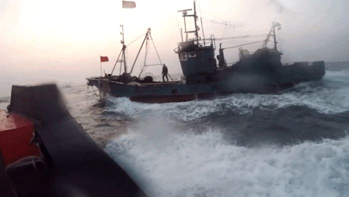 서해에서 몰래 꽃게 잡다가 한국 해경에게 들키자 ‘흉기’로 공격한 중국 선원들 (영상)