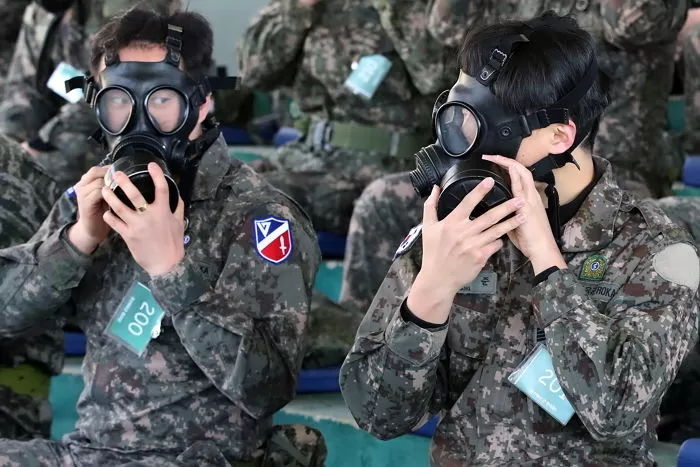 “예비군, 엘베 금지. 계단 이용하라”...충남 아산 한 주민센터에 붙은 경고문