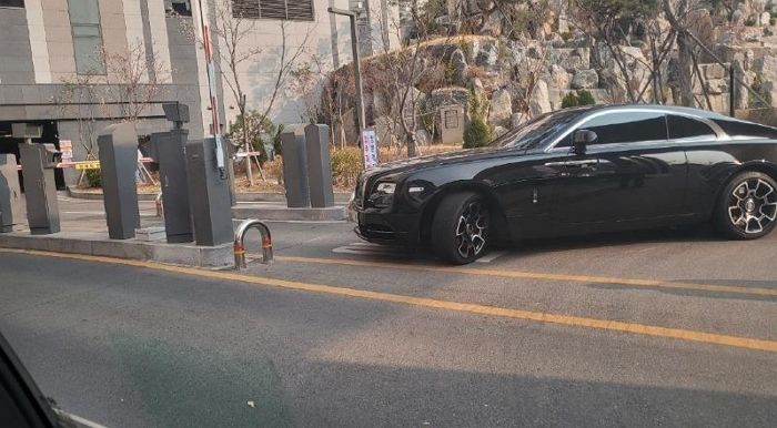 미등록 차량이라 주차 거부 당하자 아파트 입구 딱 막고 사라진 ‘롤스로이스 빌런’ (+사진)