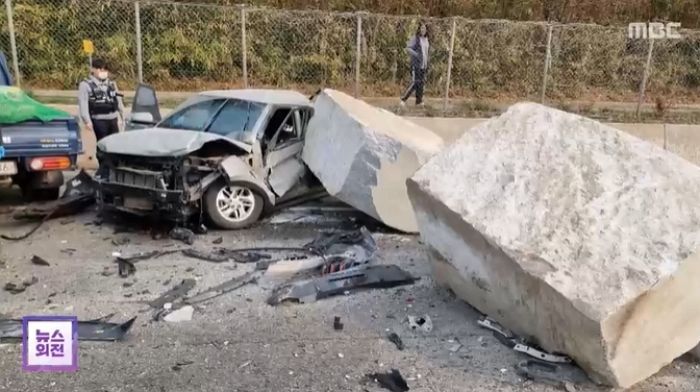 고속도로 달리던 화물차서 ‘거대 돌덩이’ 날아와...4중 추돌 사고 발생 (+영상)