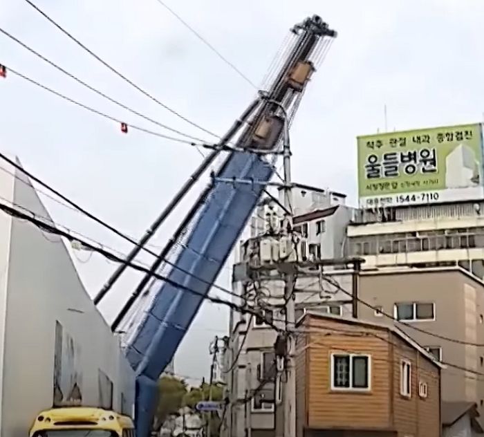 길 지나가는 시민 ‘깔릴’ 뻔한 울산 한 아파트 신축 공사 현장 사고 (+영상)