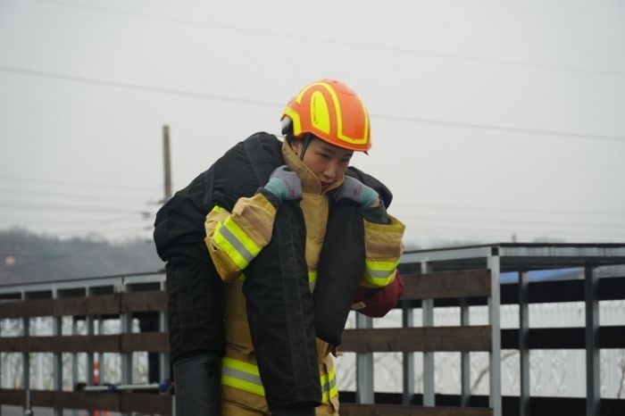 70kg짜리 마네킹 들고 뛰어 남자도 힘들다는 ‘최강소방관’ 대회 완주한 여성소방관