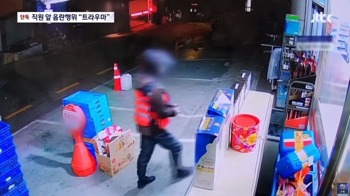 편의점서 여자 알바생 확인한뒤 헬멧 쓰고 등장해  ‘음란행위’한 신종 바바리맨 (CCTV)