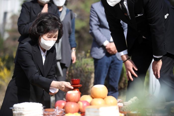 故 박원순, ‘민주열사 묘소’ 기습 이장 ...앞에는 전태일, 뒤에는 박종철 열사 있다