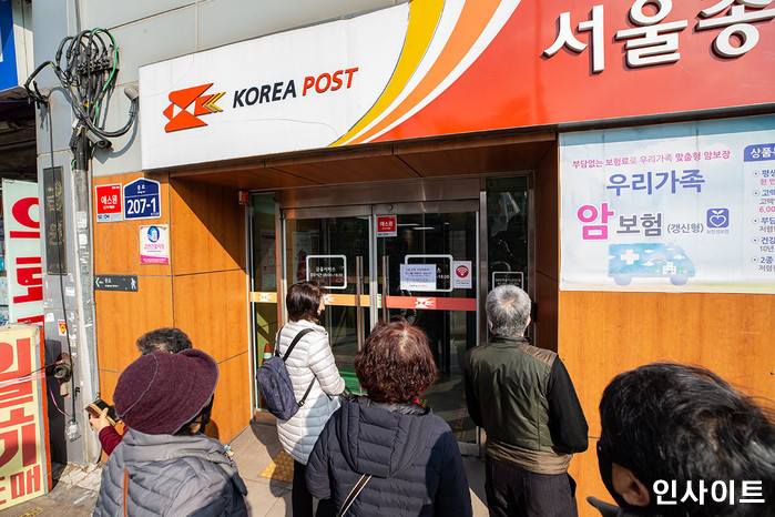 점심시간 쪼개 우체국 찾았는데 ‘철제 셔터문’ 앞에서 헛걸음 돌린 시민들