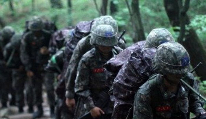 “10초 준다, 전원 생활관으로” 소대장 선착순 명령에 공군 훈련병 수백명 계단서 뒤엉켜