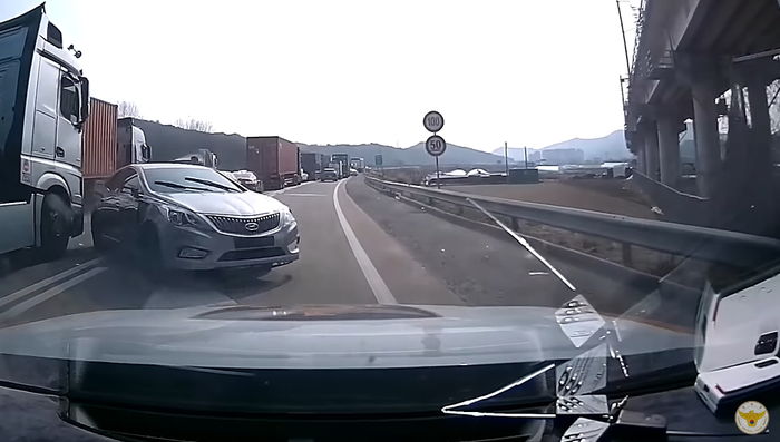 훔친 자동차로 무면허 운전하다 ‘역주행’으로 경찰차와 추돌사고 낸 전남 고교생들 (추격전 영상)