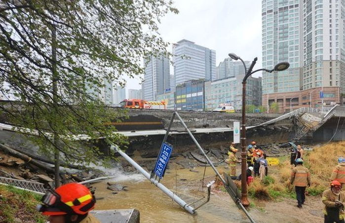 경기 성남시 정자동 다리 난간 붕괴...“1명 사망, 1명 부상”