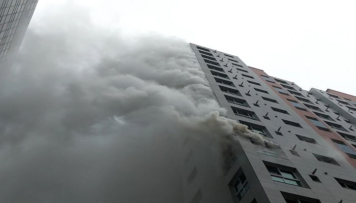 현재 난리 난 서울 방이동 17층짜리 오피스텔 화재...진압 중