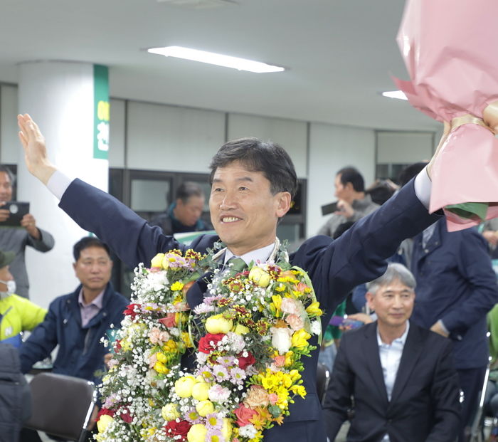 교육감 아내 사망 뒤 치러진 보궐선거서 ‘당선’된 남편의 환희에 찬 표정 (+사진)
