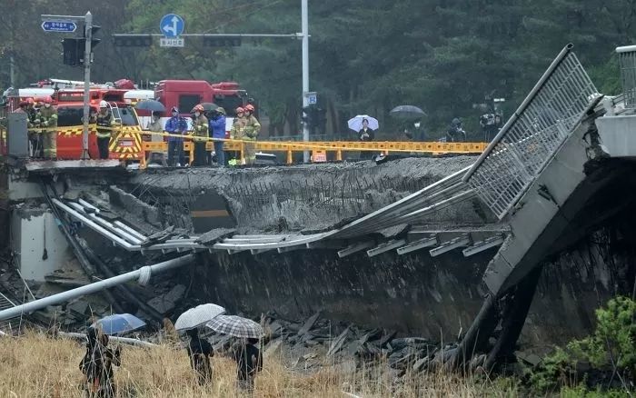 붕괴돼 시민 목숨 앗아간 분당 다리...옆 다리는 ‘물결’ 처럼 휘어 있었다