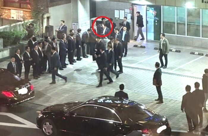 부산 횟집에서 윤석열 대통령 나오자 일렬로 서서 ‘의전’하는 정치 거물들