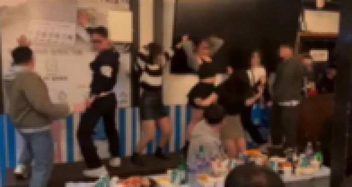 짧은 치마 입은 여성들 제로투 추고 헌팅하는 요즘 ‘게스트 하우스 파티’ 근황