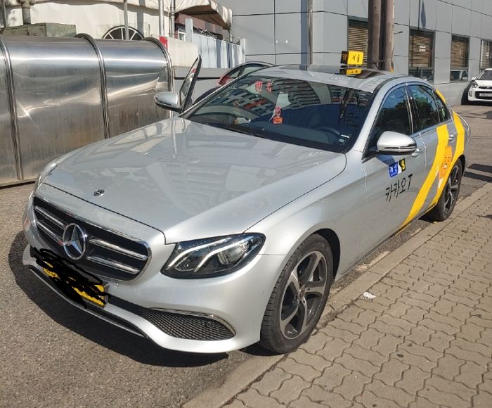 오른팔 못쓰는 벤츠 택시기사에게 “장애인 X끼, 병X” 막말 퍼붓고 침 뱉은 승객