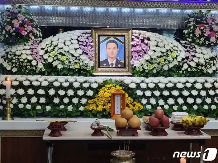 “생일 선물이었는데”...화재 현장서 순직한 소방관 묘소에 둔 신발 도난