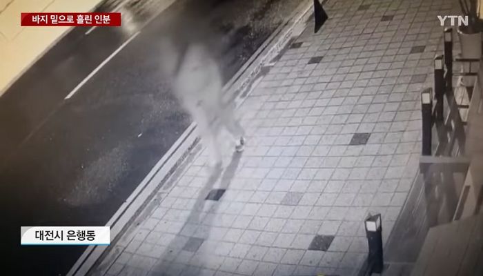 “개똥인 줄 알았는데”...야심한 새벽, 길에서 바지 밑으로 ‘대변’ 버리고 사라진 남성 (영상)