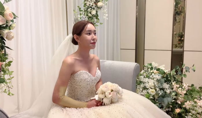 오늘(9일) 결혼하는 ‘트렌스젠더 유튜버’ 꽃자의 화려한 웨딩드레스 자태 (+현장 영상)