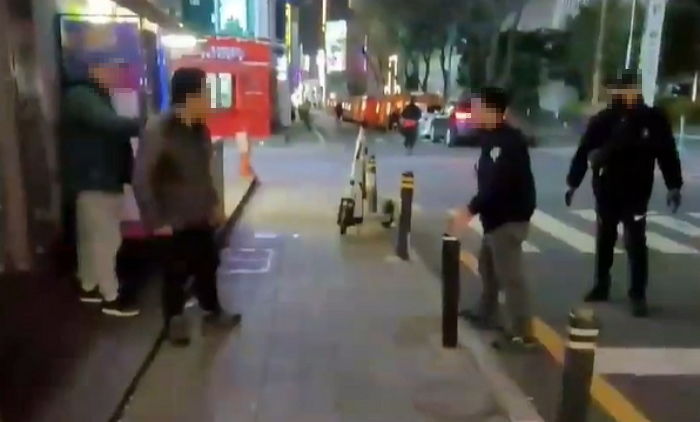 부산서 두 남성 ‘길거리 현피’ 중 KO 나오자 박수치며 소리치는 구경꾼들