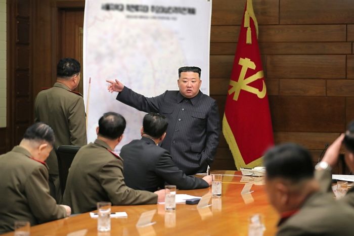 대한민국 지도 펴놓고 군부대 장군들과 ‘전쟁’ 운운하며 심각하게 회의 중인 김정은