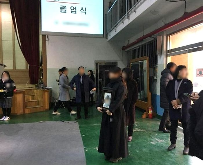 학폭당한 딸 영정사진 들고 졸업식 간 엄마 “교사가 ‘저건 또 뭐야’라고 했다”