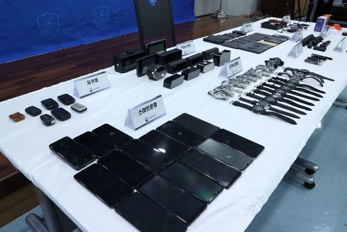 “이렇게 생긴 스마트폰·보조배터리 보면 당장 도망치세요...‘몰카’입니다”