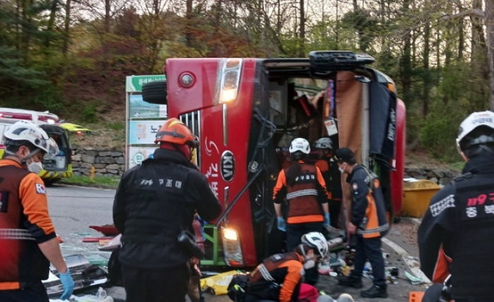 충북 충주서 버스 전복 사고  발생...승객 34명 중경상