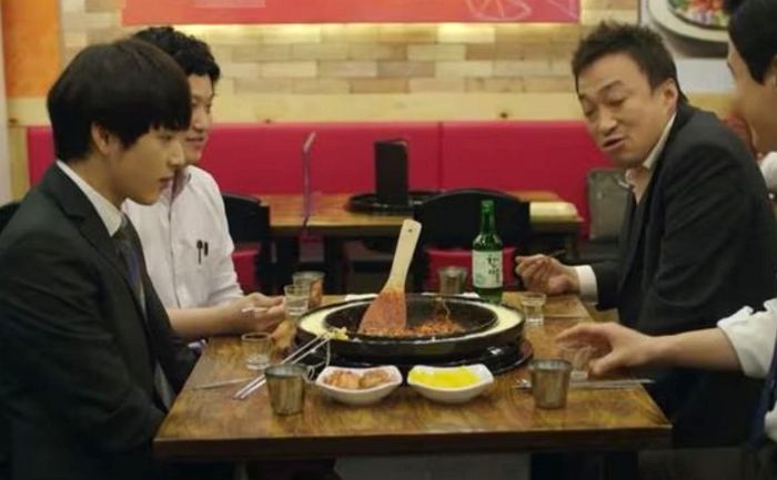 닭갈비 무한리필 가게에서 회식하자는 상사...“오히려 좋다 VS 학생이냐”