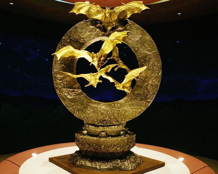 혈세 낭비라고 욕먹었는데...30억 들인 ‘황금박쥐’ 동상의 충격적인 현재 가격