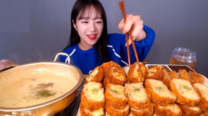 분식집 ‘창렬 논란’ 겪은 쯔양, 이번엔 작심하고 양 조절했다...‘쯔왕돈까스’ 크기 클라스