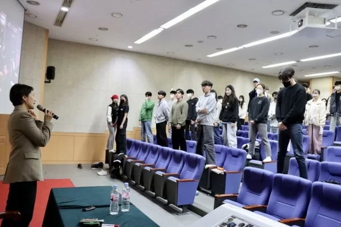 영화 ‘죽은 시인의 사회’ 따라 한다며 학생들 의자 위에 세운 고민정