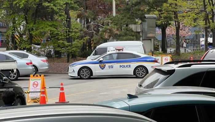 “여경이 장애인 주차구역에 차를 댄 뒤 사라졌습니다”