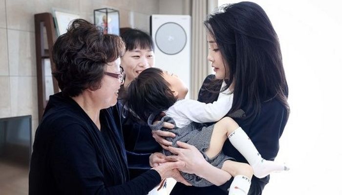 ‘발버둥 화보’라며 김건희 여사 비난하자 아기 엄마가 직접 나서 밝힌 ‘반전 진실’