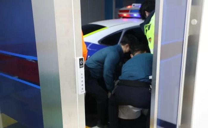 ‘주취해소센터’ 근무하며 만취자들 토사물 치우고 술주정 받아줘야 하는 ‘경찰·소방관’들