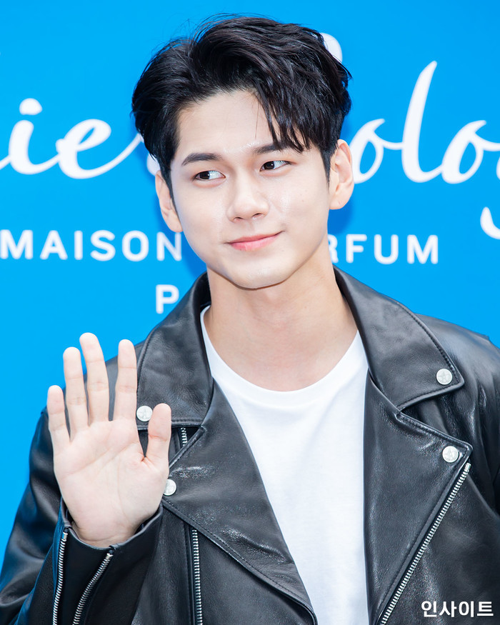 머리 빡빡 민 옹성우, 오늘(17일) 육군 현역 입대