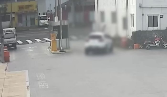 “나가는 척 하면서...” 유료주차장 ‘공짜’로 이용한 얌체 운전자의 악랄한 꼼수 (영상)