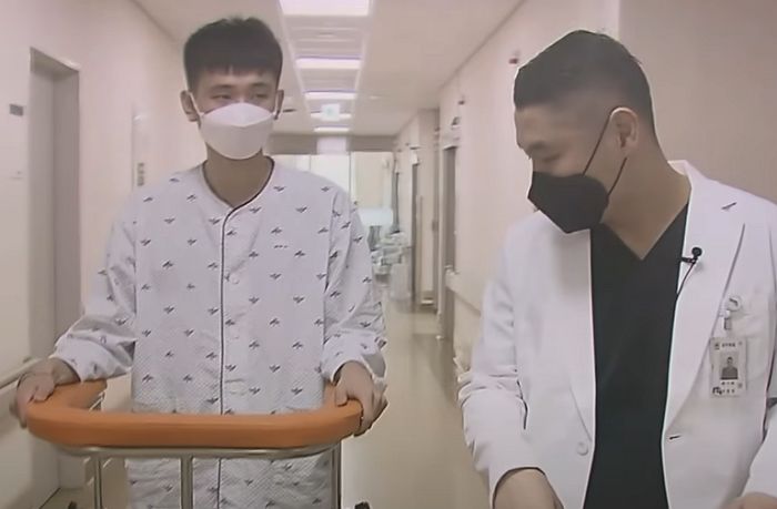 지뢰 밟은 군 장병에게 찾아온 기적...발목 이식받아 두 발로 섰다