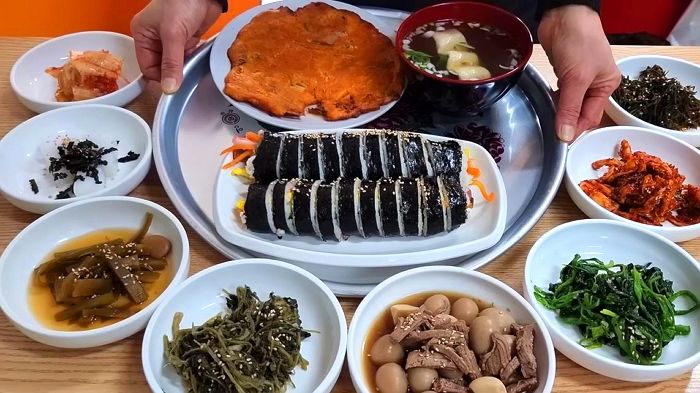 김밥으로 끼니 때우는 손님 안타까워 김밥 시키면 ‘5첩 반상’ 차려주는 분식집 사장님 (영상)