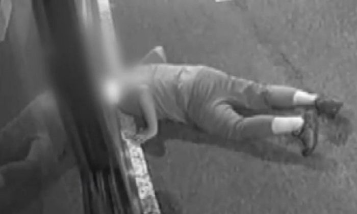 버스 멈춰서자 뒷바퀴에 머리 ‘쓱’...블랙박스에 포착된 남성의 소름 돋는 행동 (영상)